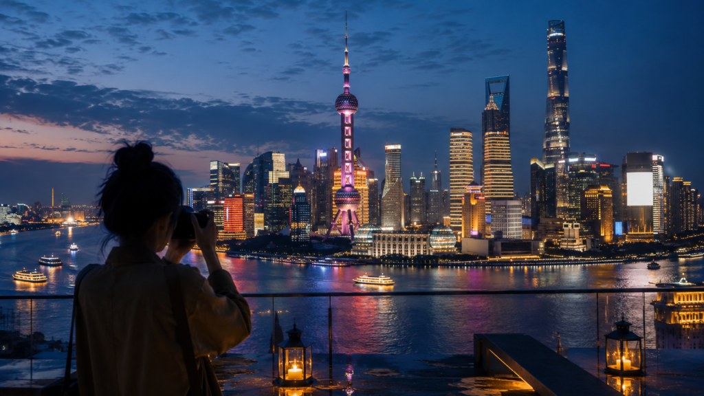 新盛娱乐城市夜景拍照封面图，夜晚城市天际线与江边灯光倒影